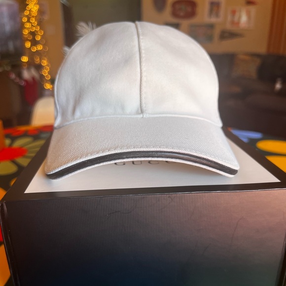 GUCCI WHITE GG HAT W/BOX - Picture 2 of 16
